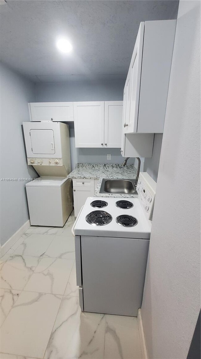 Building Photo - 8613 Beekman Dr