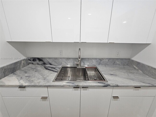 Building Photo - 700 NE 46th Ct