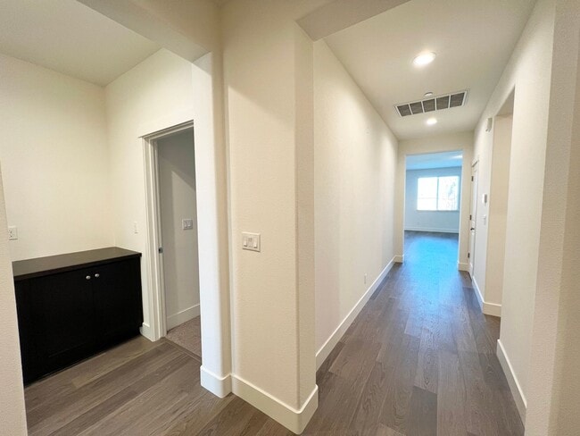 Building Photo - Well maintained 4-bedroom, 2-bathroom home...