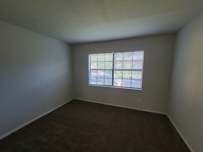 Building Photo - 2423/2425 Limestone Dr.