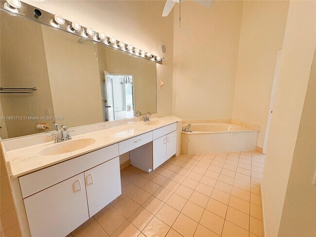 Building Photo - 9080 Villa Portofino Cir
