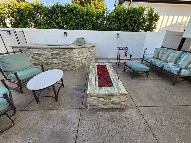 Firepit - 4440 Katherine Ave