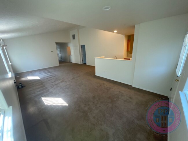 Building Photo - Sandy Pet Friendly Home in Cascadia Villag...