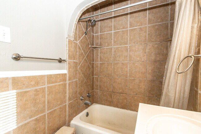 Building Photo - Cozy 3-Bedroom Home Available for Summer Pre-Lease