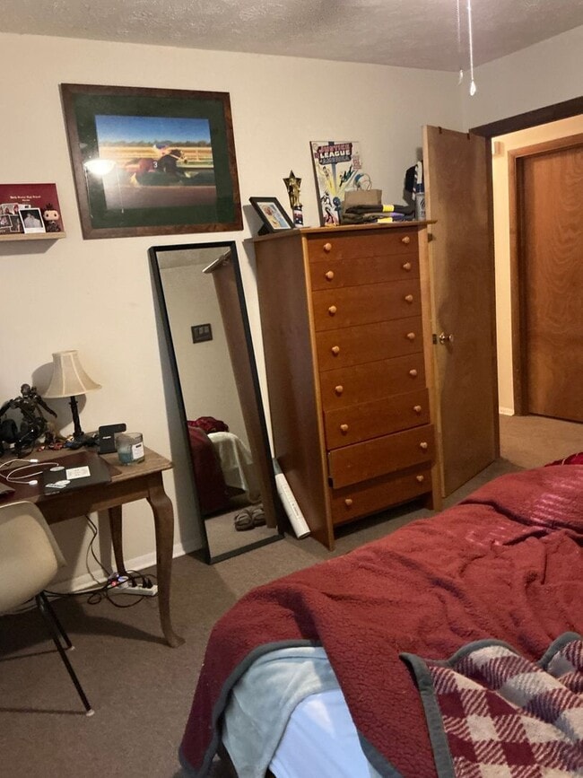 Building Photo - 2 bedroom 1 bath duplex is located off Whi...