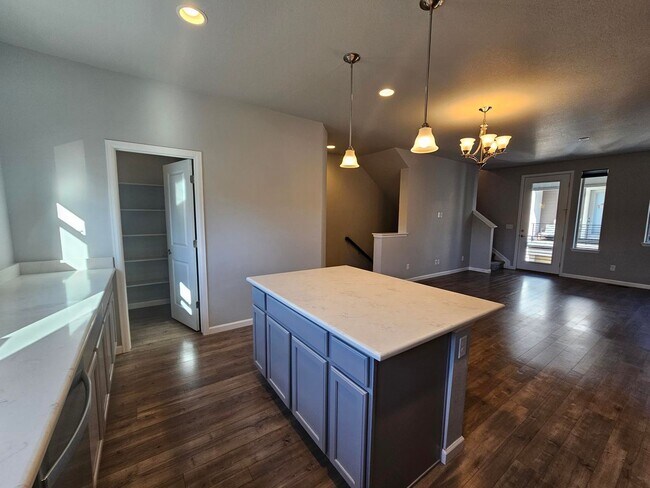 Building Photo - Contemporary townhome in Great Location