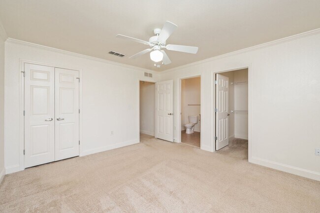 Building Photo - 2 Bedroom Townhouse in Crestview!