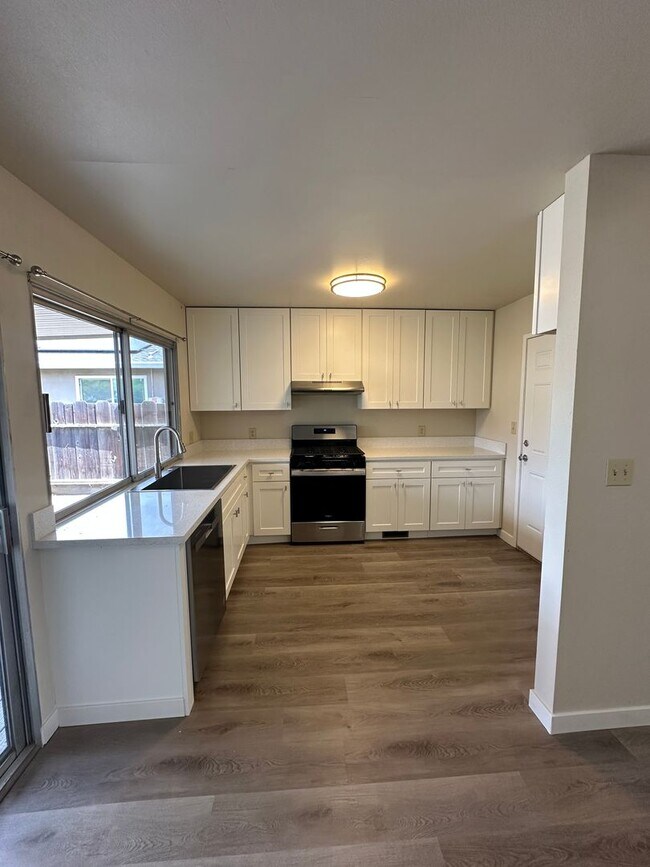 Building Photo - 1613 Carnation Ct