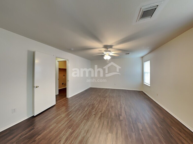 Building Photo - 9618 Lasbury Dr