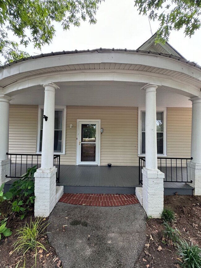 Building Photo - Large Historical 3/2 House in Summerville-$1,595