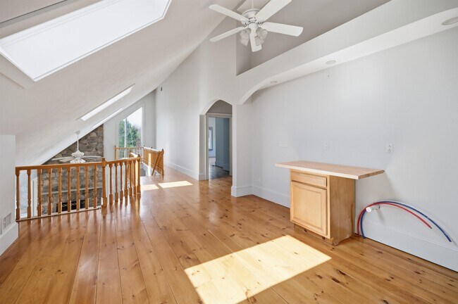 Building Photo - 564 Main St