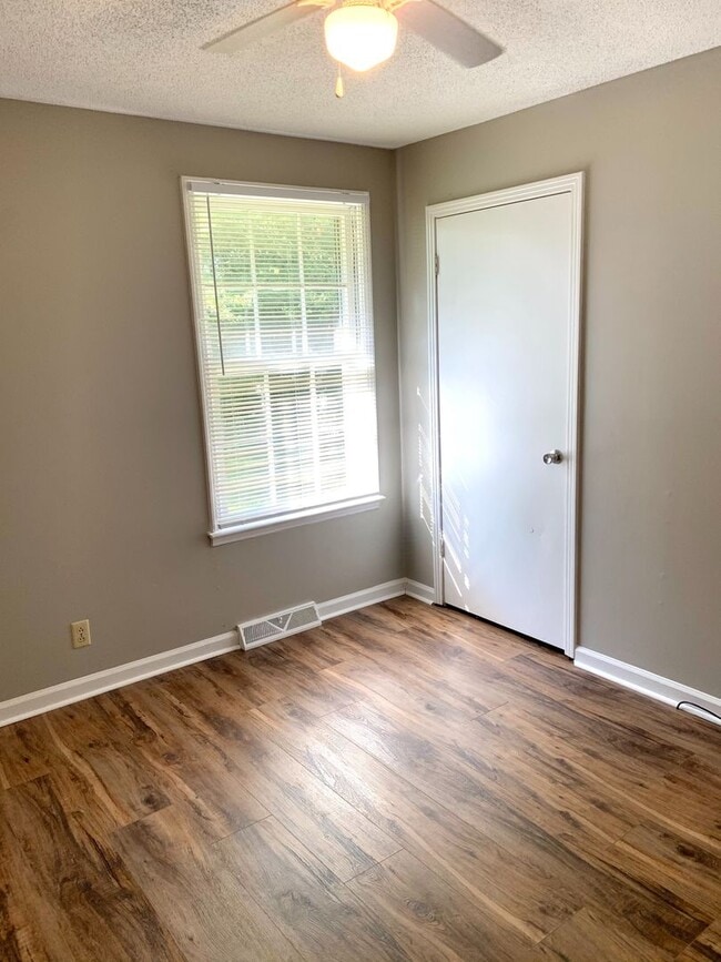 Building Photo - 2425 Pendleton Dr