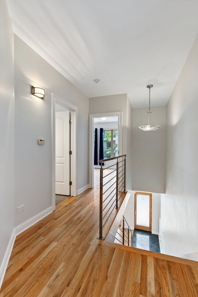 Building Photo - 516 N Claremont Ave