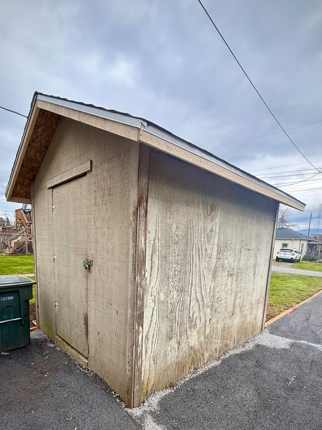 Building Photo - Live in Sunny Land! Updated 2 Bedroom with Great Amenities Available NOW!