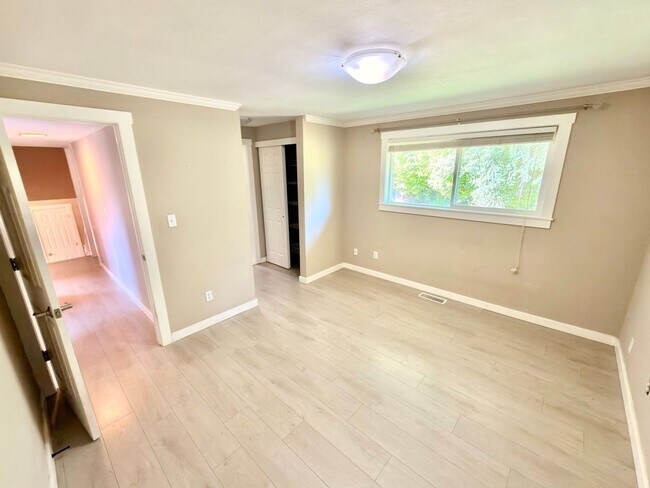 Building Photo - Spacious 4BD/3BA Bellevue Home with Private Backyard & Garage