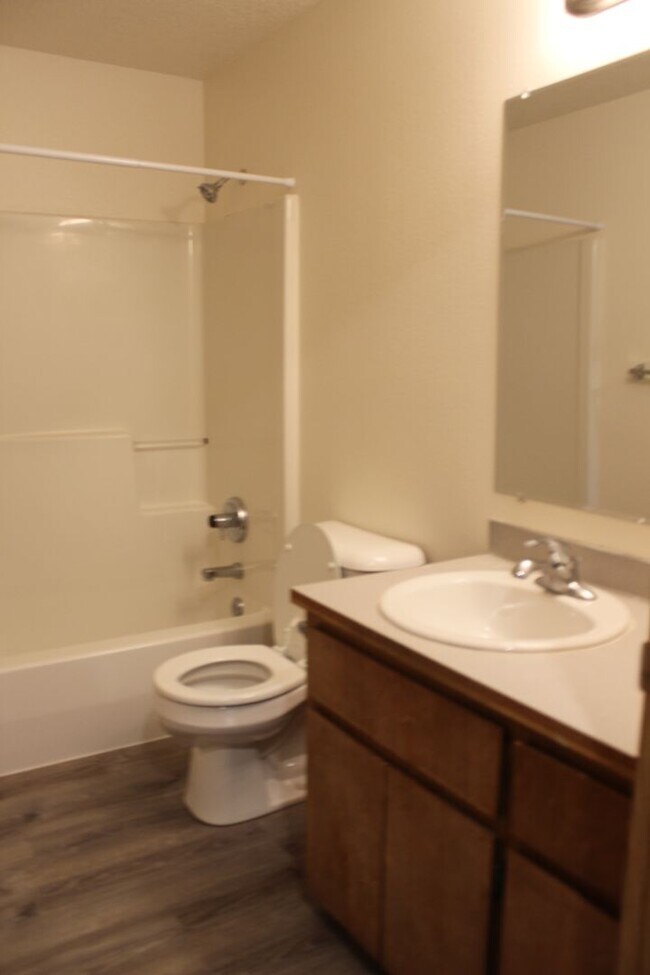 Building Photo - 4 BR, 2 1/2 BA home with fenced yard in qu...