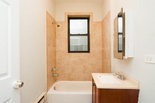 Building Photo - 6265 W Cornelia Ave