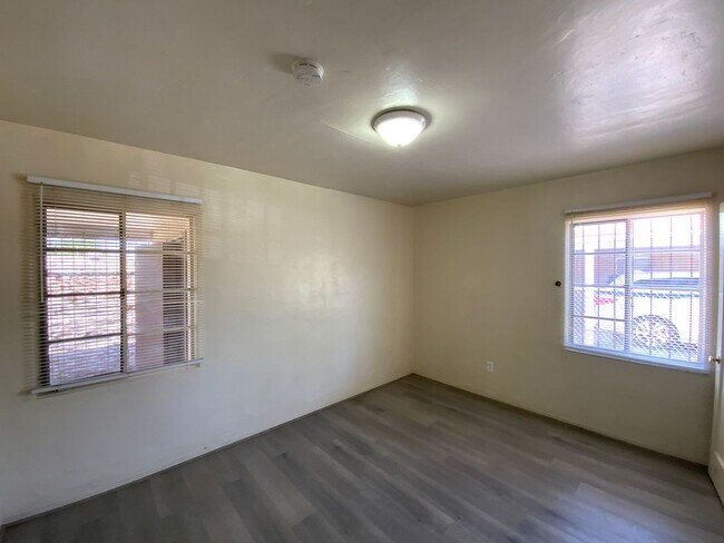 Building Photo - 2 Bedroom Single Story Home Available Near...
