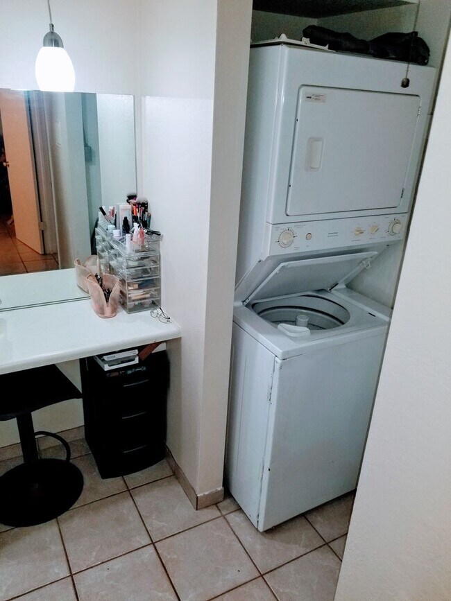 Building Photo - 1 Bed, 1 Bath. Condo! Next to the Heart of NAU Campus!  - Students & Cats OK!! NO Dogs! Avail. NOW!!