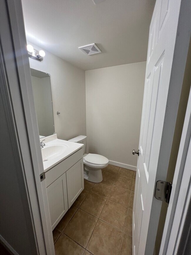 Building Photo - Spacious 4 bedroom Home conveniently locat...