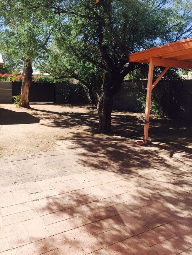 Building Photo - Charming Sam Hughes!