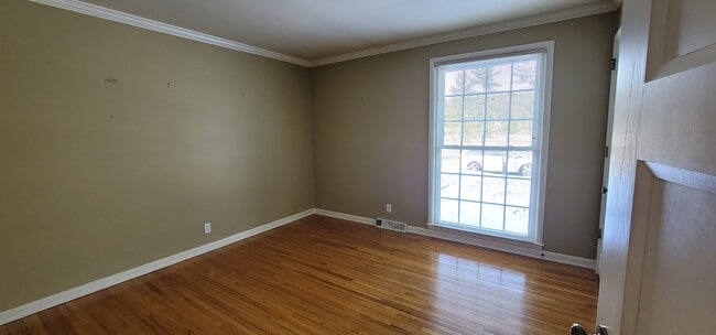Building Photo - 590 Dunbar Cave Rd