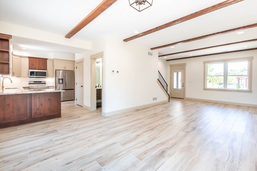 Building Photo - 261 Gay St