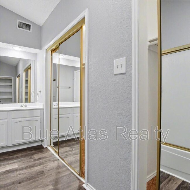 Building Photo - 1009 W Hills Terrace