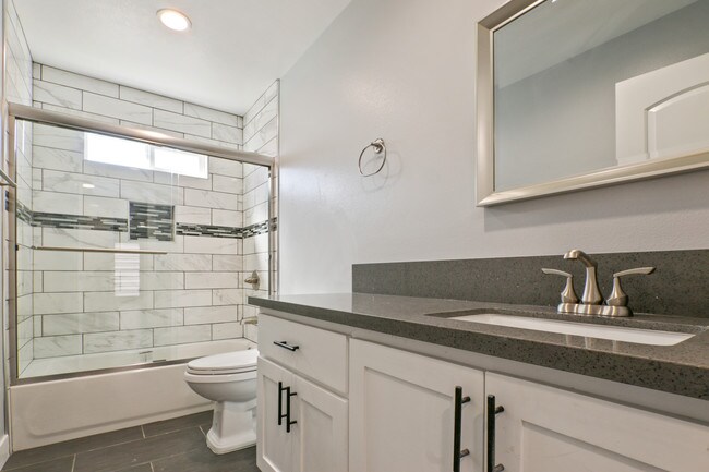 Building Photo - 5258 Oakland St