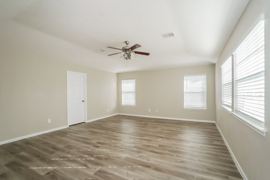 Building Photo - 21902 Willow Shadows Dr