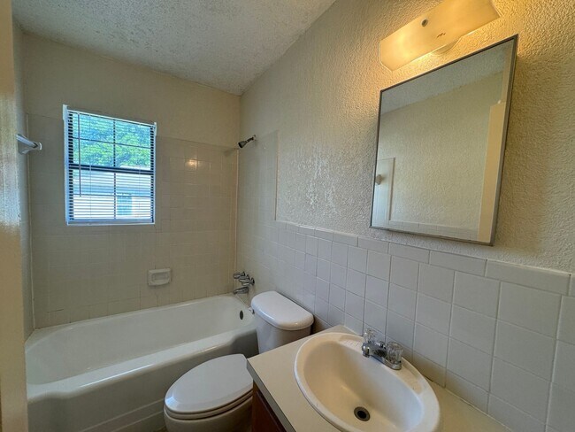 Building Photo - 708-708 Carrie Ave