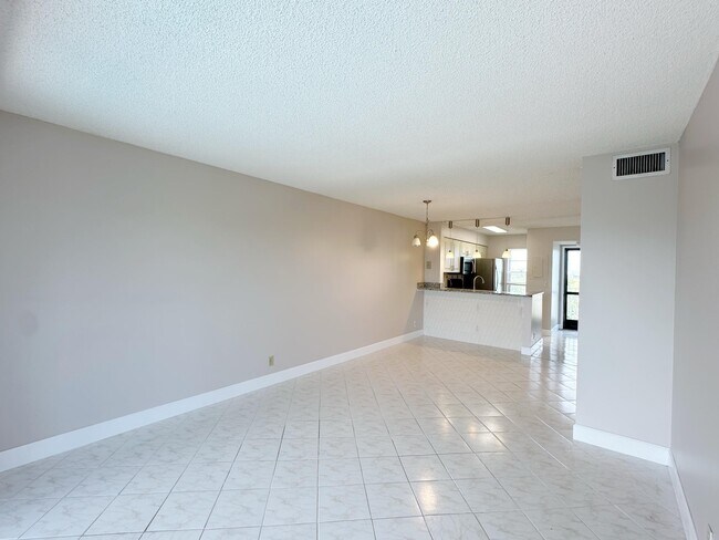 Building Photo - 2220 N Cypress Bend Dr