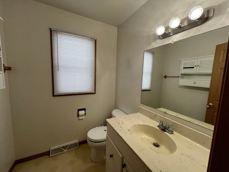 Building Photo - 604 Brown St