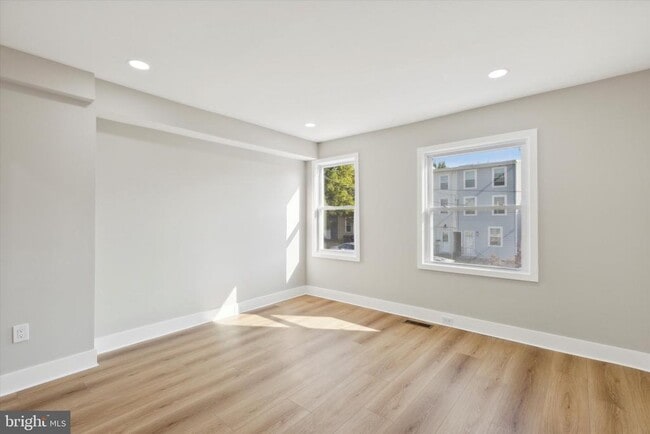 Building Photo - 247 E 6th Ave