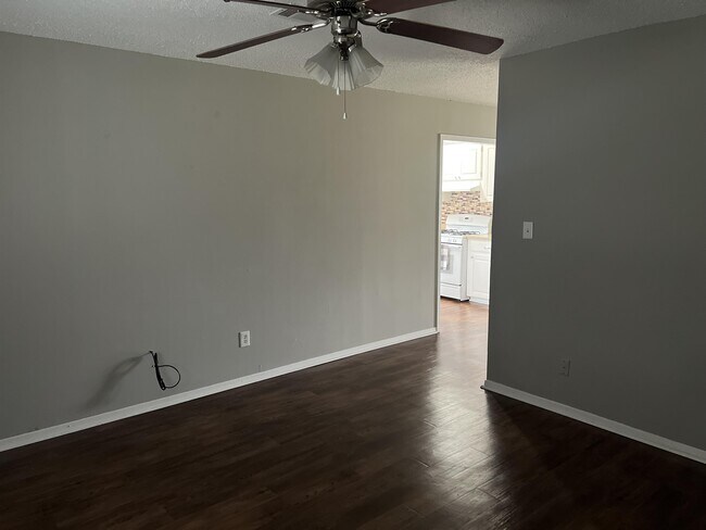 Building Photo - 1705 Deatsville Hwy