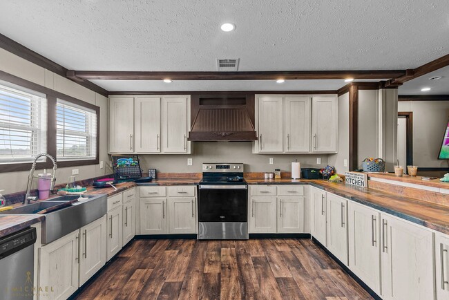 Building Photo - COUNTRY LIVING IN THE CITY