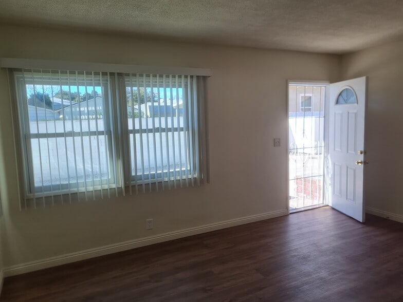 Building Photo - 638 Montana St