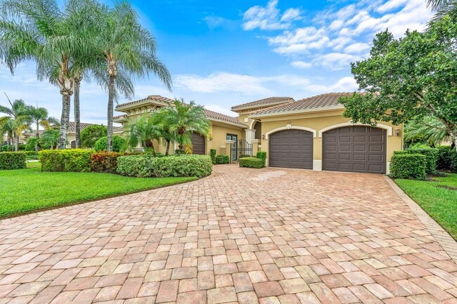 Primary Photo - Furnished 3 Bedroom Luxurious Single Famil...
