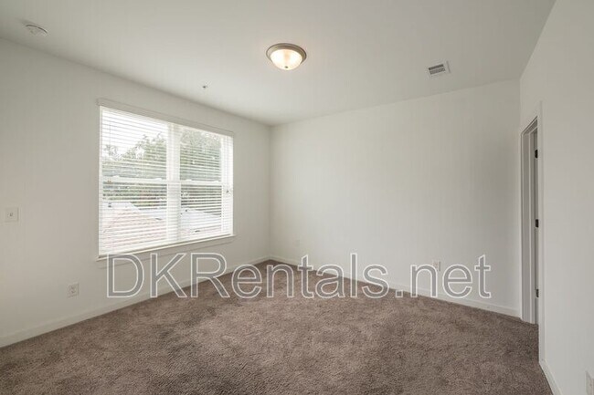Building Photo - 525 Parkway Dr NE