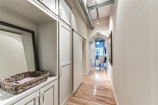 Building Photo - 705 Main St