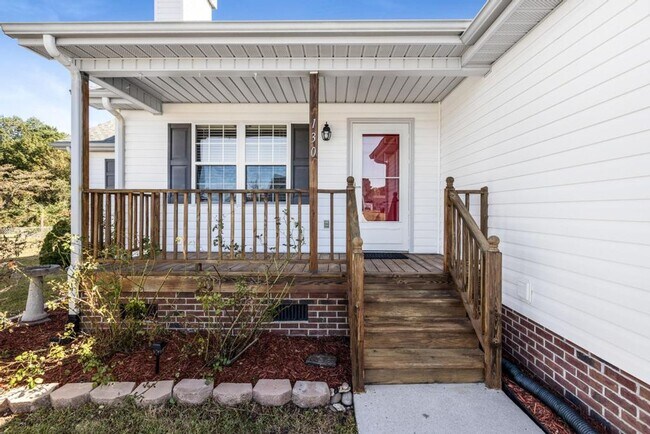 Building Photo - 4 Bedrooms/2 Bath Ranch Home!