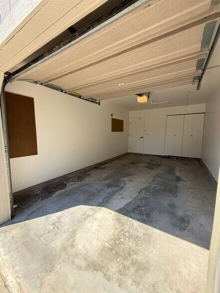 Building Photo - 853 Peach Hill Dr