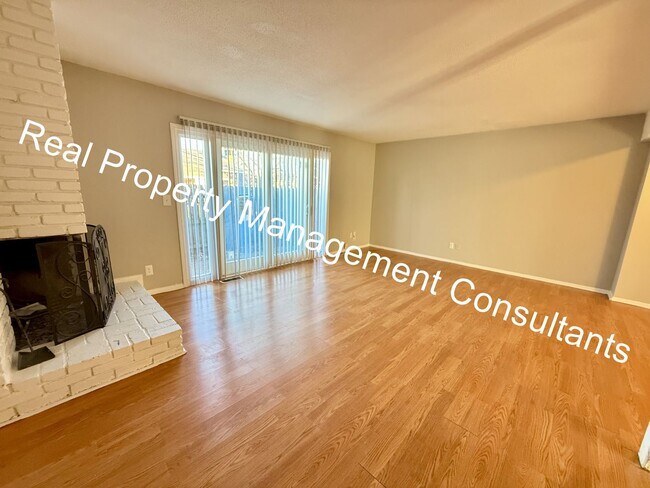 Building Photo - Updated 3-Bedroom Townhome Live Deposit Free with Obligo