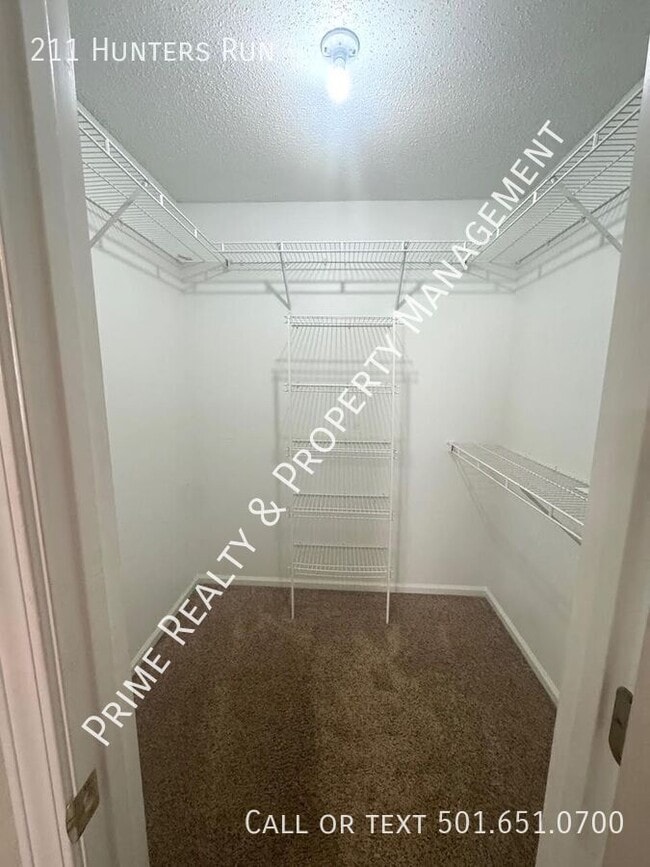 Building Photo - 211 Hunters Run