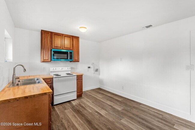 Building Photo - 405 Dummitt Ave