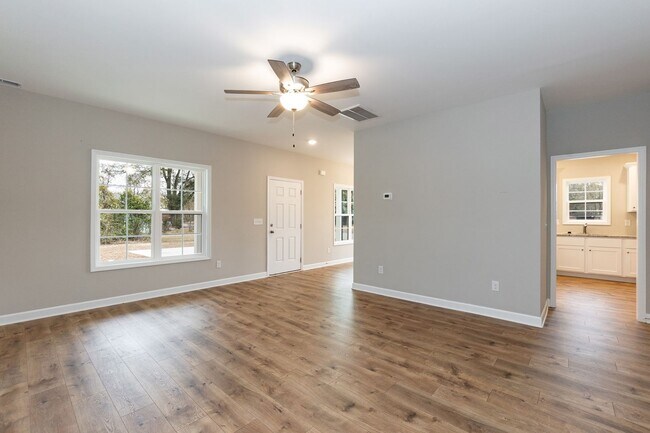 Building Photo - Three Bedroom Home!