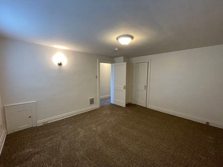 Main Bedroom - 703 Kahkwa Blvd
