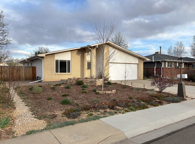 Building Photo - Wonderful Large 5 Bedroom House with Fenced Back Yard and 2-Car Garage