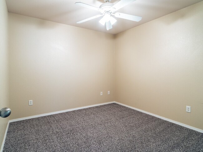 Building Photo - 1102 NW Lincoln Ct