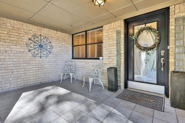 Building Photo - 148 S Oak Bluff St